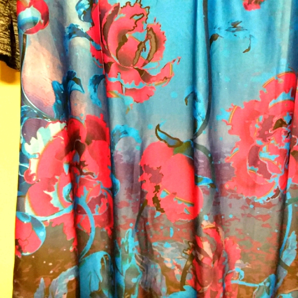 ⬇️Aster Henley style floral tunic - Picture 2 of 10